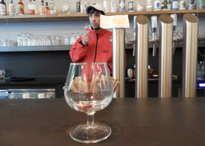 À La Distillerie Bar Lab Le fondateur Quentin Verne passe derrière le bar pour échanger un verre de vin nature.